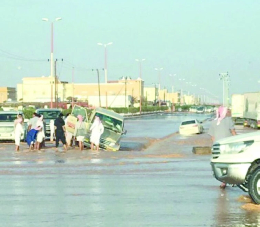 سيارات محتجزة داخل السيول                              (مكة) 