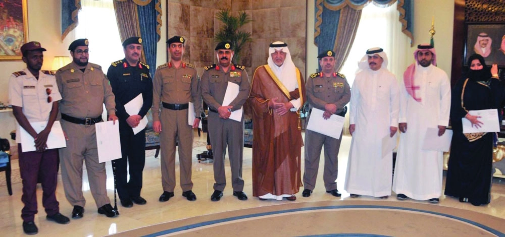 خالد الفيصل لدى استقباله المكرمين أمس                                                (مكة)