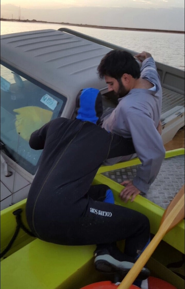 لحظة إخراج محتجز من مركبته   (مكة)