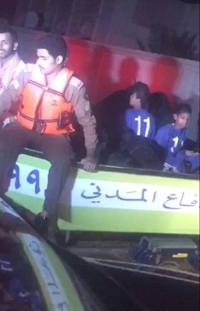 نقل إحدى الأسر المتضررة  (مكة)