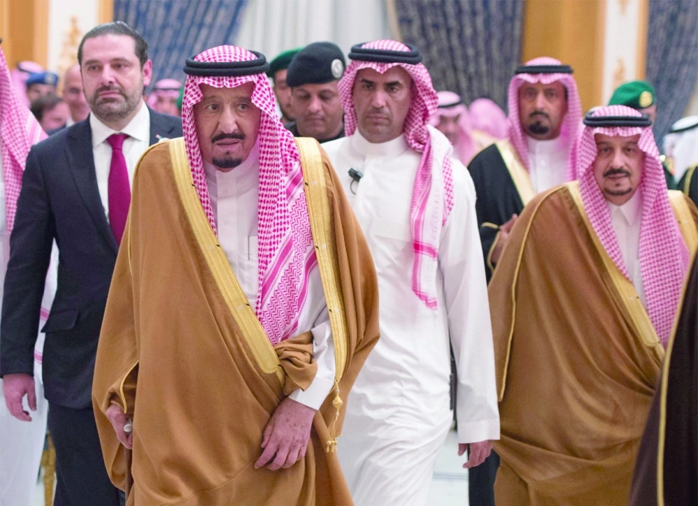 خادم الحرمين لدى وصوله قاعدة الملك سلمان