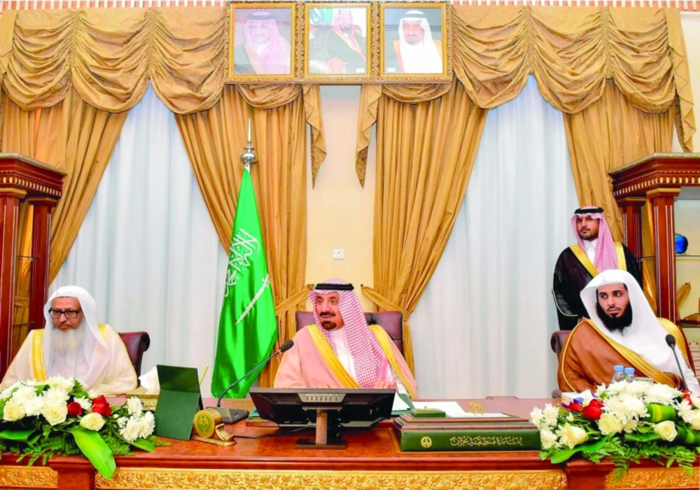 جلوي بن عبدالعزيز في مجلس المنطقة  (واس)