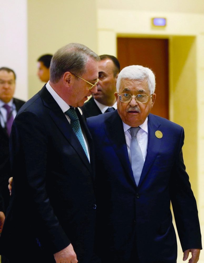 الرئيس الفلسطيني وممثل الرئيس الروسي في القمة أمس (رويترز)