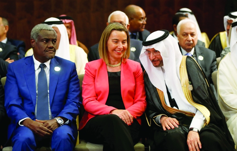 وزير خارجية الاتحاد الأوروبي بقمة الأردن (رويترز)