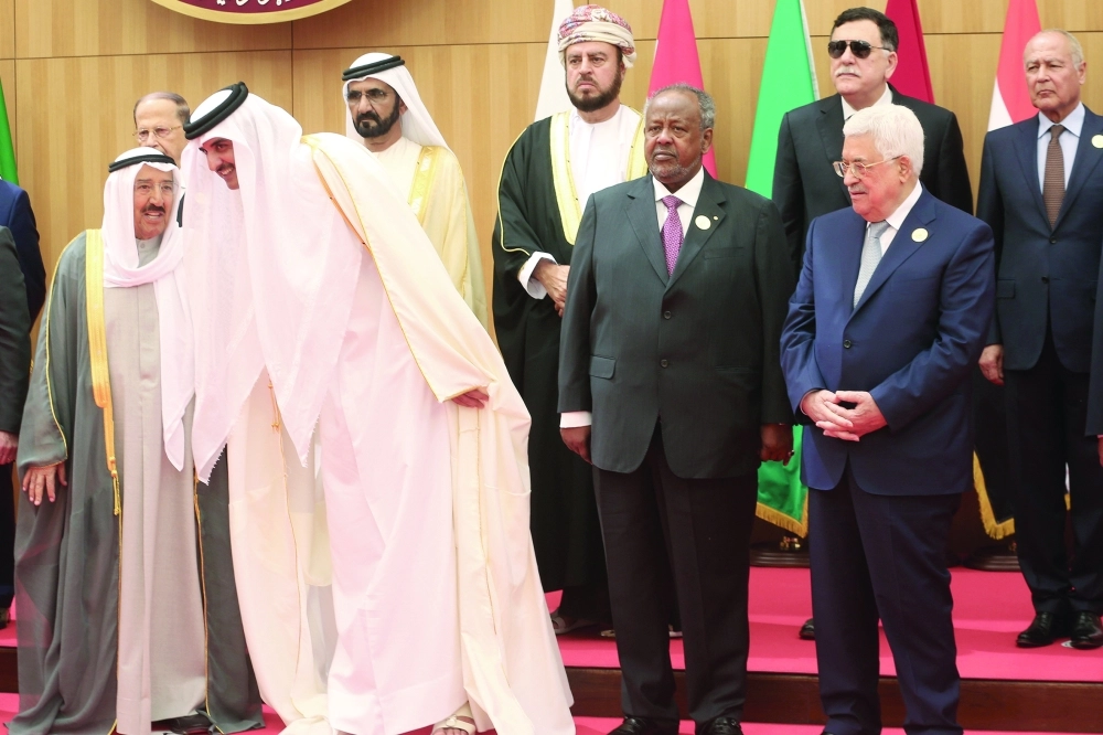  الرئيس محمود عباس خلال الصورة الجماعية في القمة أمس                             (أ ب)