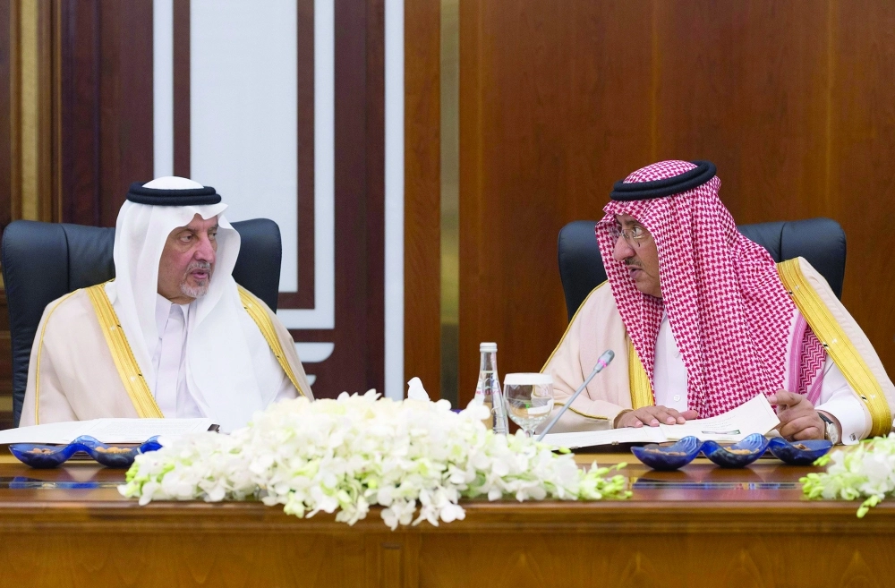 خالد الفيصل ومحمد بن نايف في حديث جانبي  (واس)