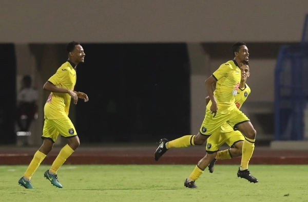 فرحة لاعبي التعاون بالفوز   (إ ب أ)