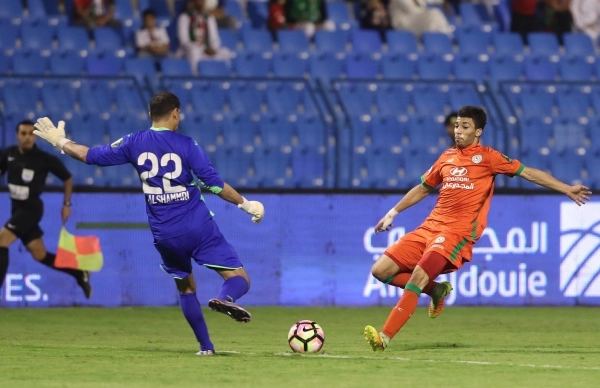 فهد الشمري يحاول إبعاد الكرة من عبدالرحمن العبود   (إ ب أ)