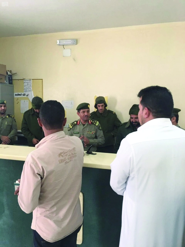 مستفيدون من الحملة خلال مراجعتهم جوازات عسير                  (مكة)