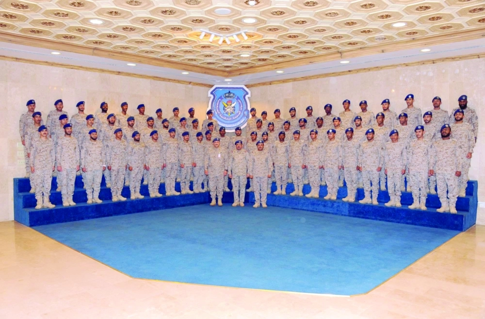 جماعية للخريجين مع راعي الحفل   (واس) 