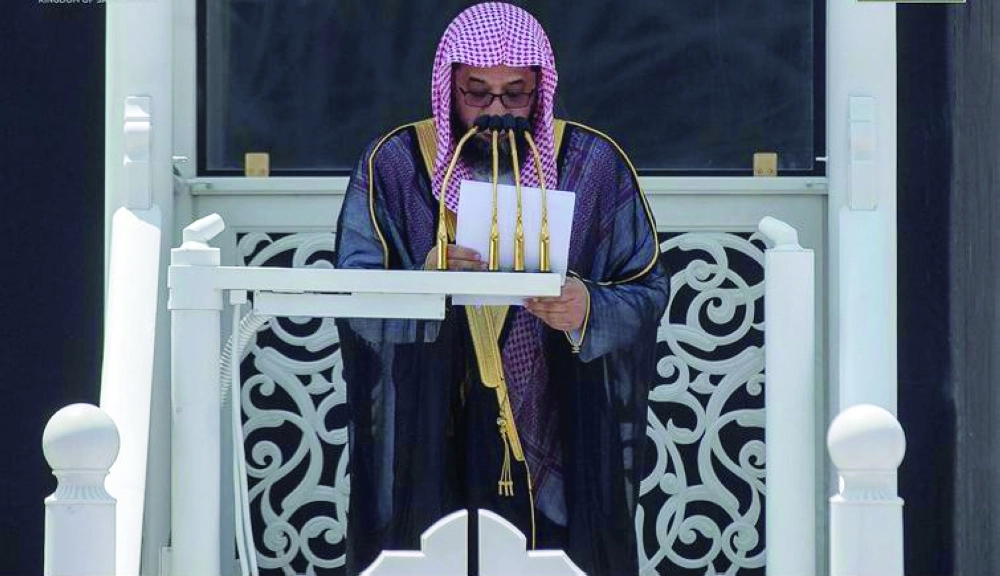 سعود الشريم خلال خطبة الجمعة أمس                 (واس)
