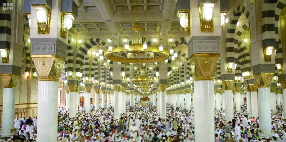 مصلون في المسجد النبوي                           (واس) 