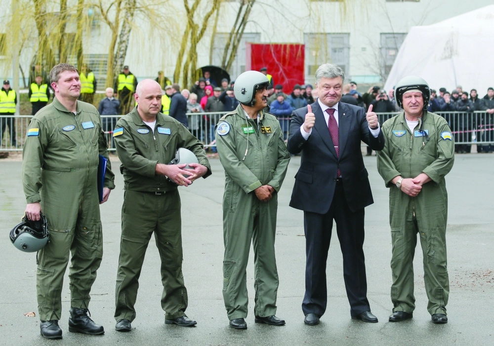 الرئيس الأوكراني مع فريق الطيران بقيادة محمد عياش                    (إ ب أ)