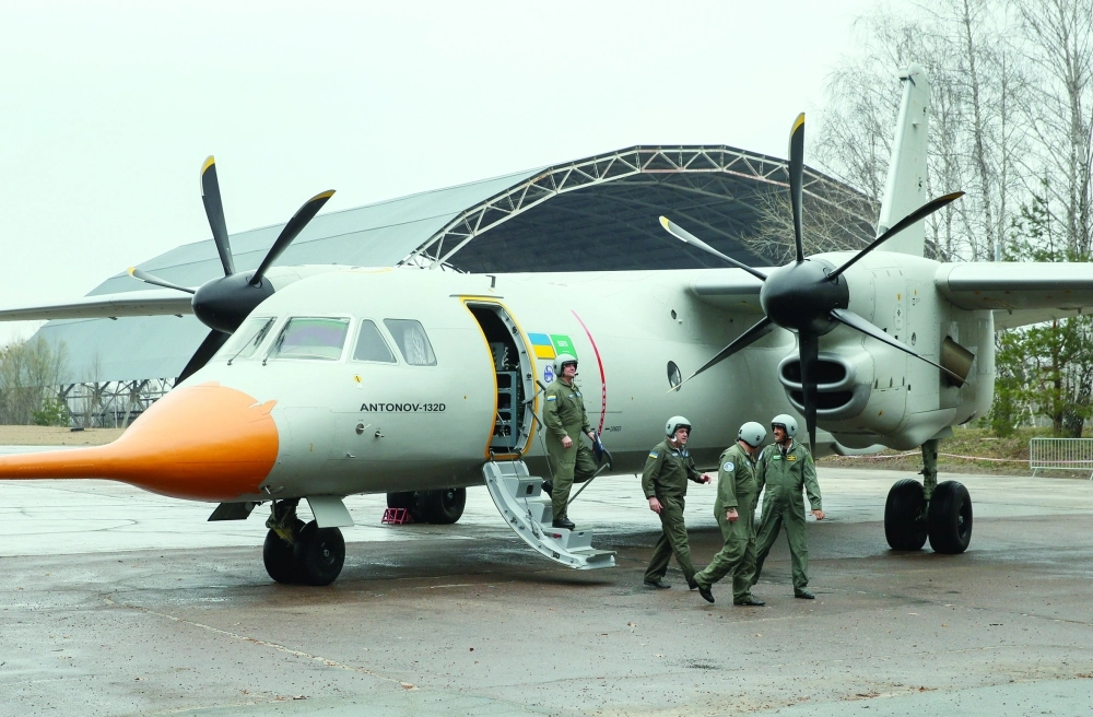 فريق الطيران بعد نجاح أول تجربة إقلاع للطائرة                                                                                               (إ ب أ)