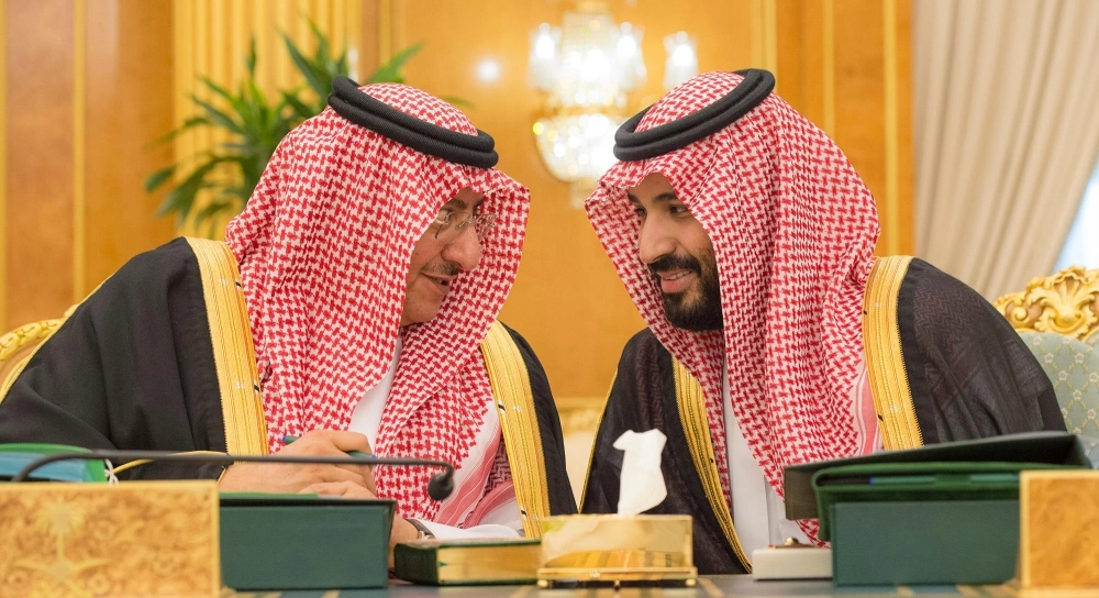 الأميران محمد بن نايف ومحمد بن سلمان خلال الجلسة