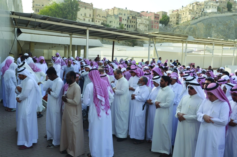 جموع تؤدي الصلاة على الفقيد في المقبرة 