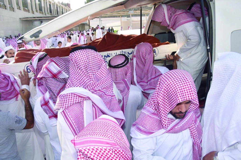 لحظة إنزال جثمان الفقيد من السيارة