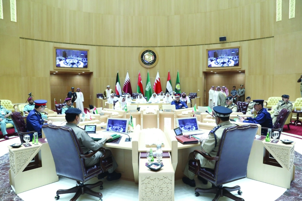 مديرو الأمن العام في الخليج خلال اجتماعهم في الرياض أمس                                           (مكة)