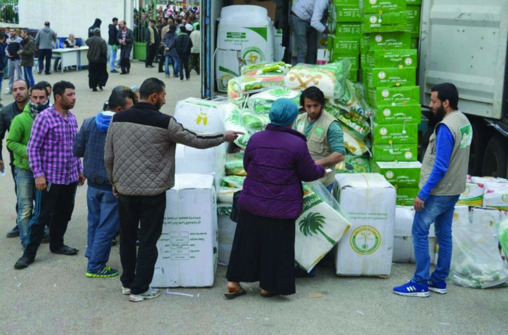 سوريون في لبنان يتلقون مساعدات سعودية                                                 (واس)