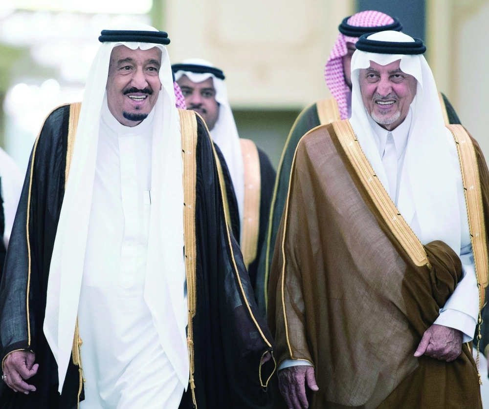 الملك سلمان في مناسبة سابقة بحضور خالد الفيصل                                                                           (مكة)