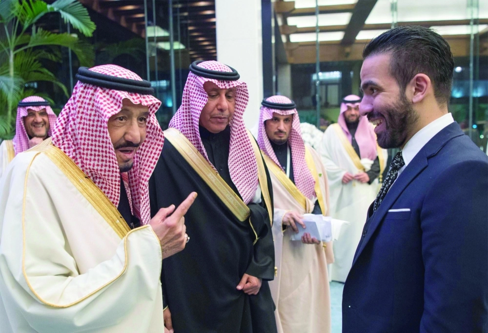 الملك سلمان خلال لقائه مجموعة من الطلبة السعوديين المبتعثين في الصين (مكة)