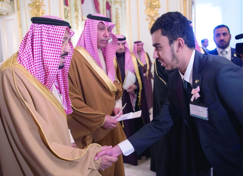 الملك سلمان خلال استقباله نخبة من الطلبة السعوديين المبتعثين في اليابان