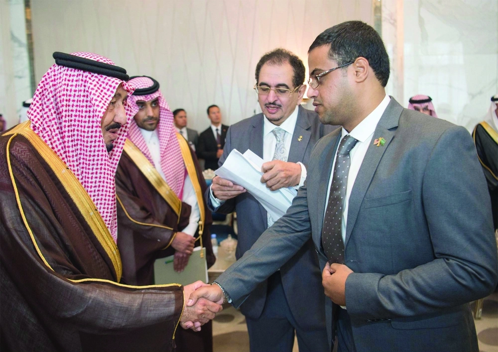 الملك سلمان خلال استقباله الطلاب المبتعثين إلى ماليزيا، والطلبة الماليزيين خريجي الجامعات السعودية في وقت سابق