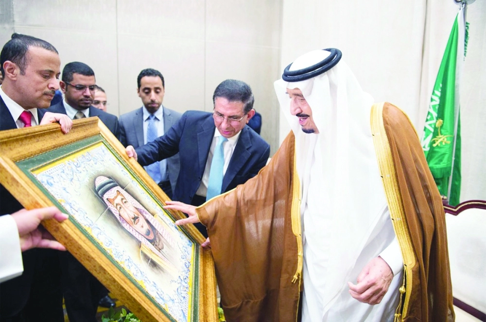 الملك سلمان يشهد لوحة قدمها الطلبة المبتعثون بأمريكا في وقت سابق
