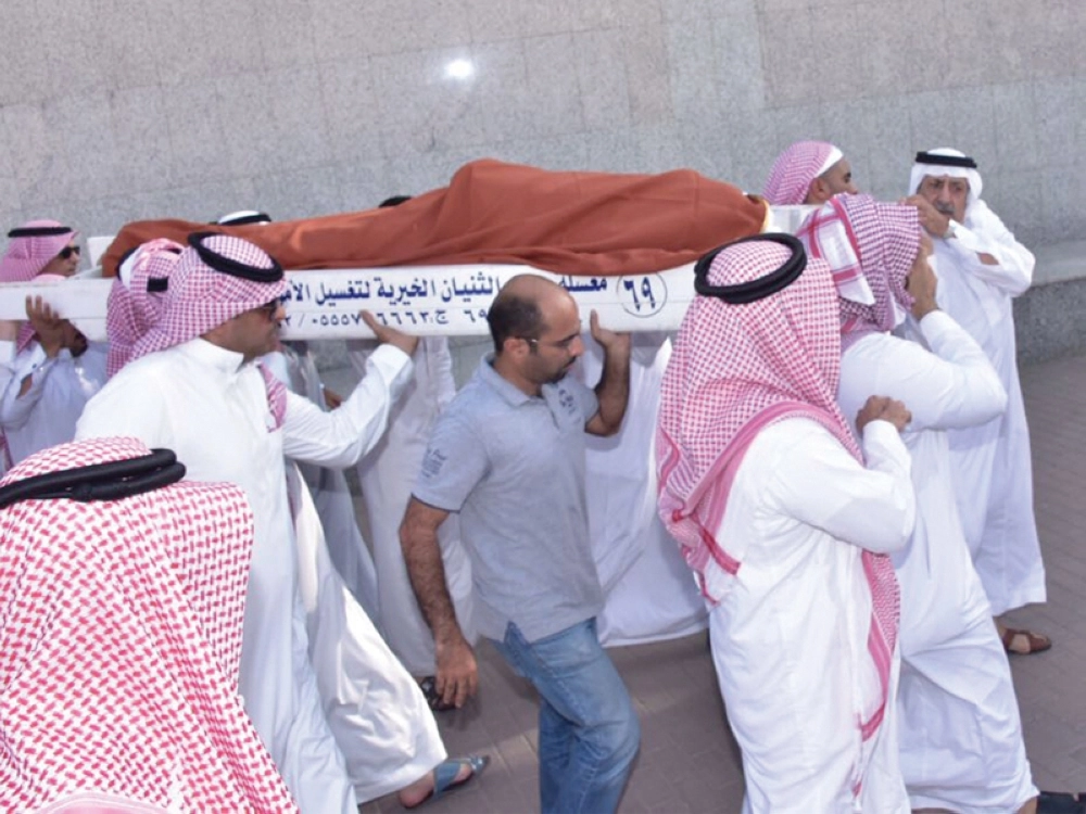 الفقيد ثامر الميمان محمولا على أكتاف المشيعين في مكة أمس  (عبدالمحسن دومان)