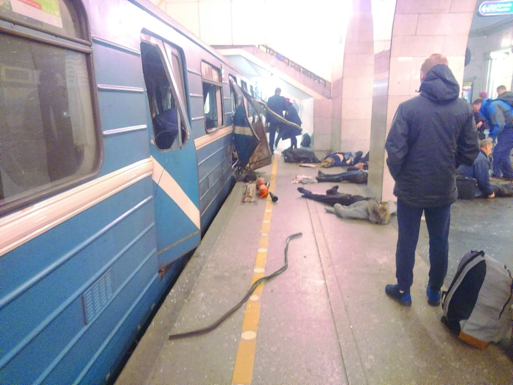 قتلى وجرحى وأبواب محطمة في تفجير محطة المترو (أ ب أ)