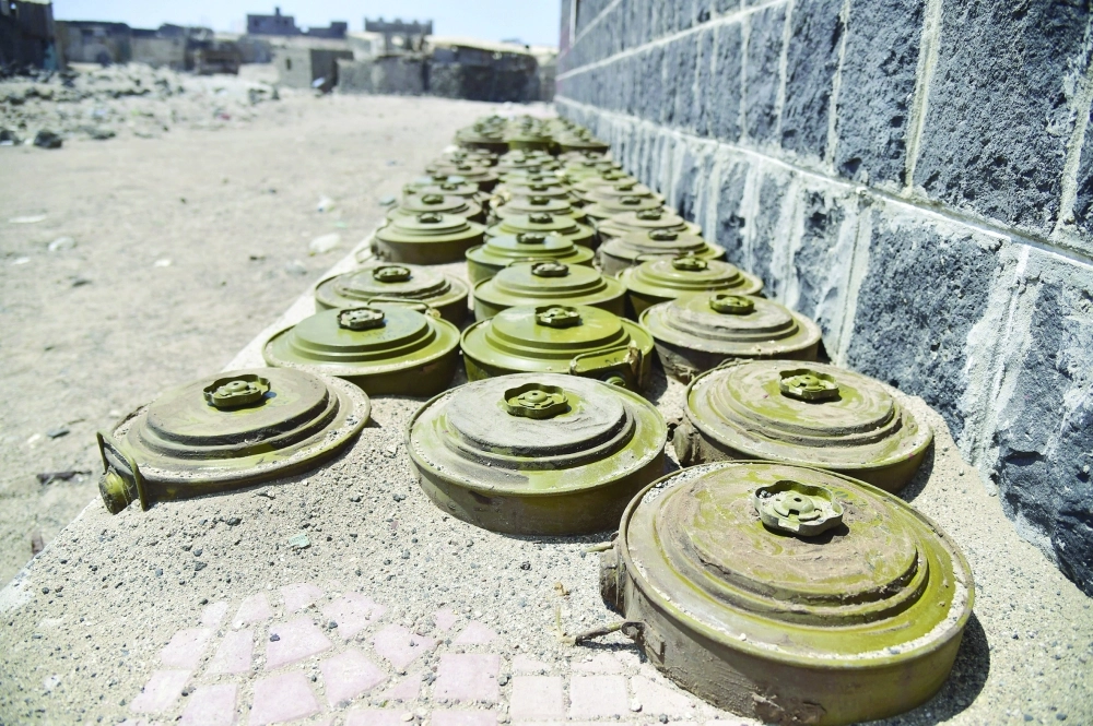 ألغام حوثية نزعت من حقول بالساحل الغربي قرب باب المندب                                                                                       (رويترز)