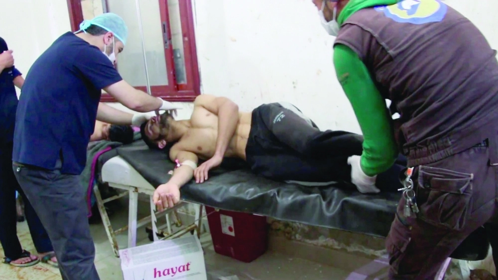 سوري يتلقى علاجا بعد الهجوم الكيميائي بإدلب (إ ب أ)