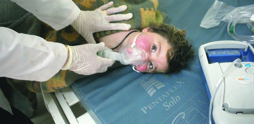 طفل يتلقى علاجا في مستشفى ميداني بعد الهجوم الكيميائي في إدلب                             (إ ب أ)