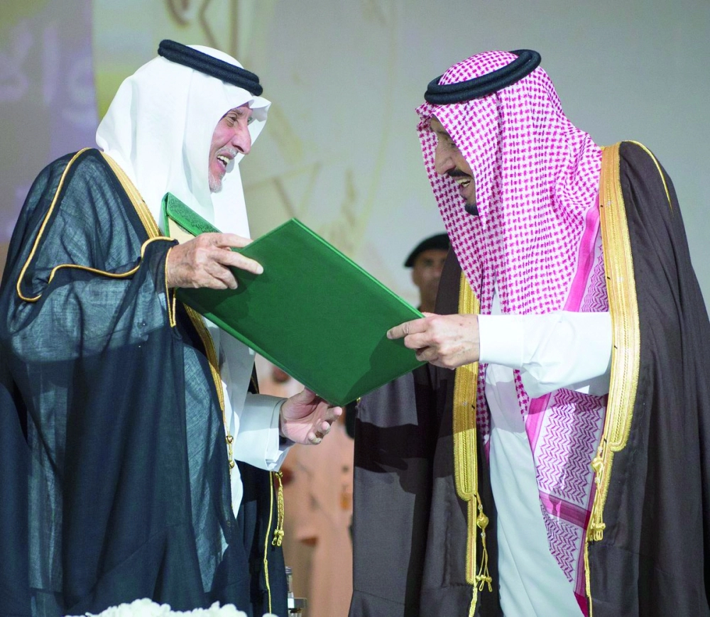 خادم الحرمين متسلما من خالد الفيصل جائزة خدمة الإسلام                           (بندر الجلعود)