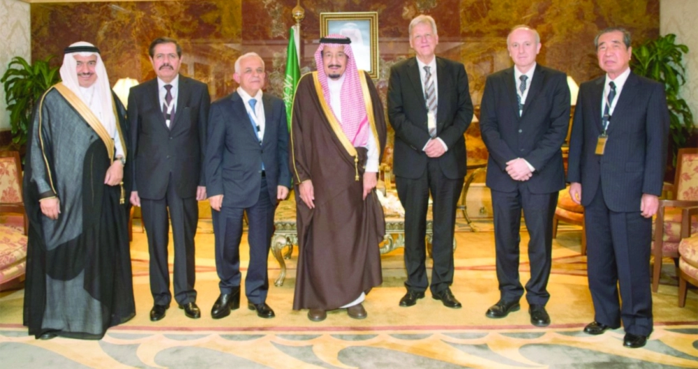 الملك سلمان مع الفائزين وأمين عام الجائزة        