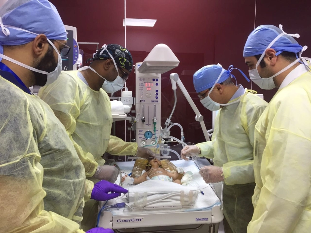 الفريق الطبي أثناء العملية (مكة)