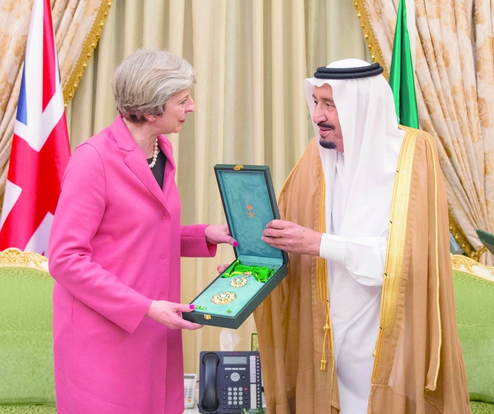 خادم الحرمين يمنح تيريزا ماي وشاح الملك عبدالعزيز