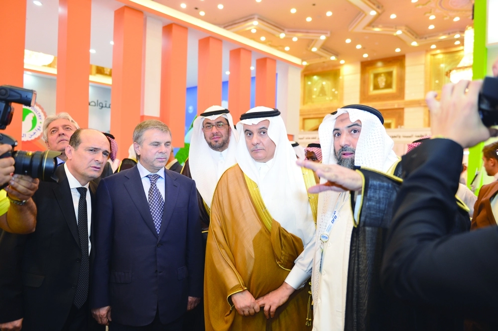 وزير الزراعة عبدالرحمن الفضلي في المعرض المصاحب للمنتدى   عدسة (محمد يحيى)
