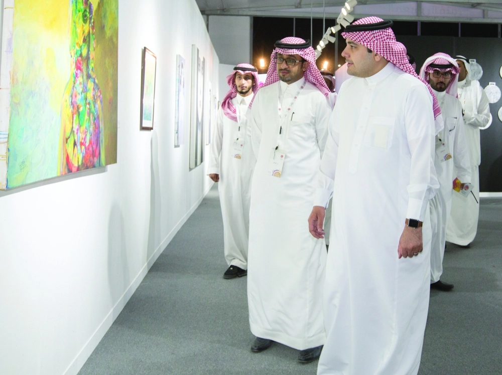 عادل الطريفي خلال جولته في المهرجان            (مكة)