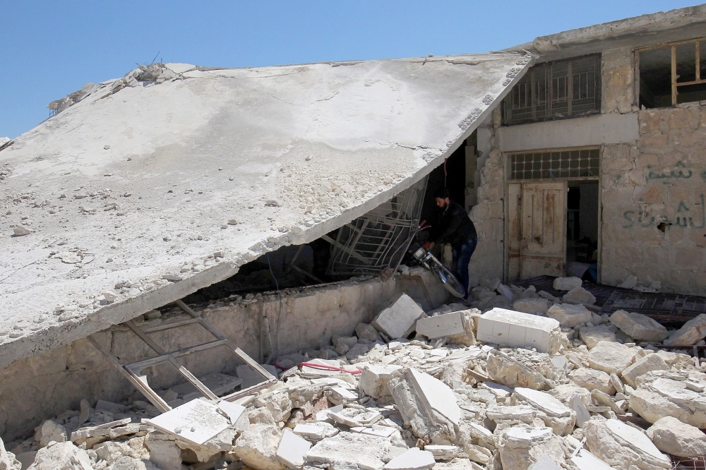 آثار قصف النظام لنقطة طبية بخان شيخون أمس   (رويترز)