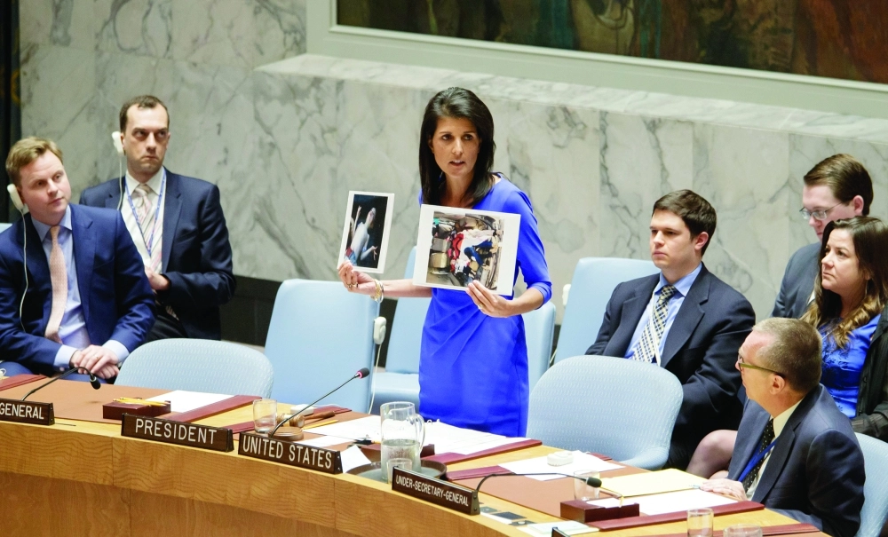 نيكي هيلي تعرض صورا لضحايا الهجوم بمجلس الأمن                                                             (إ ب أ)