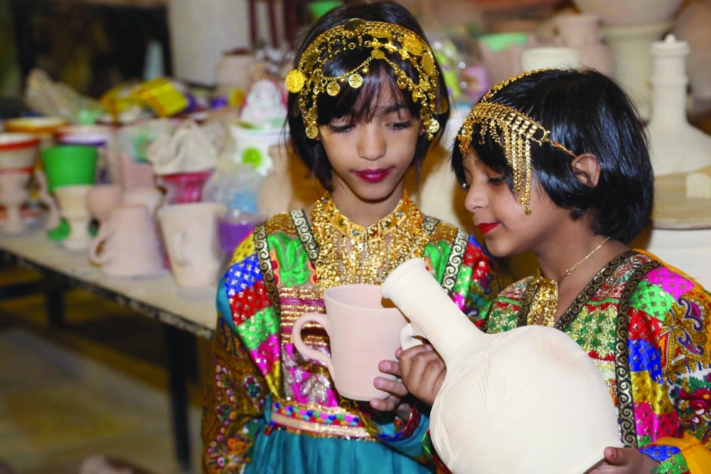 طفلتان في مهرجان الأحساء (مكة)