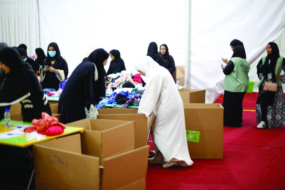 متطوعات يعملن على ترتيب وتجهيز الملابس