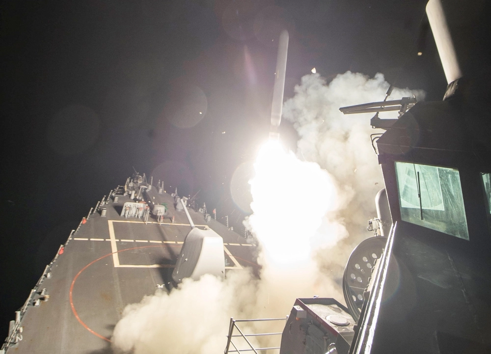 لحظة إطلاق صواريخ توماهوك الأمريكية على قاعدة الشعيرات بسوريا                                                                                               (رويترز)