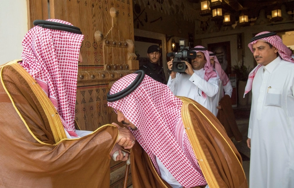 أمير الرياض يقبل يد خادم الحرمين لدى مغادرته لروضة خريم 
