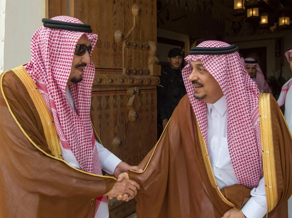 خادم الحرمين لدى مغادرته الرياض وفي وداعه فيصل بن بندر  (واس)