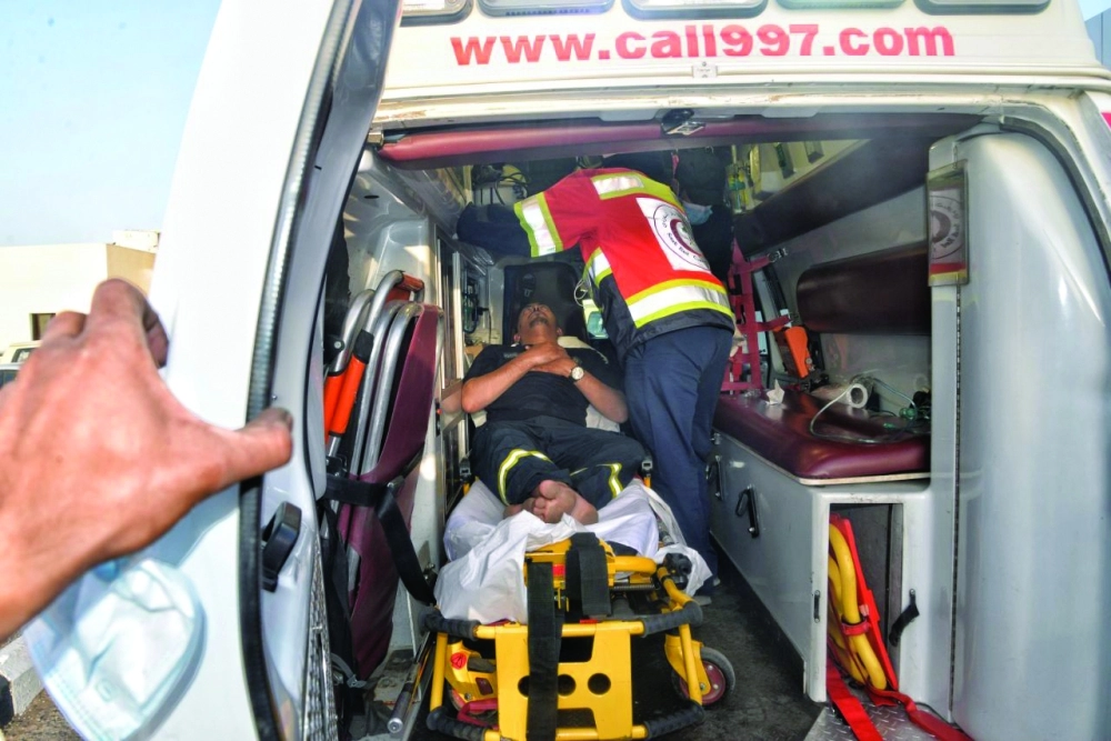 أحد أفراد الدفاع المدني يتلقى الإسعافات الأولية                           (مكة)