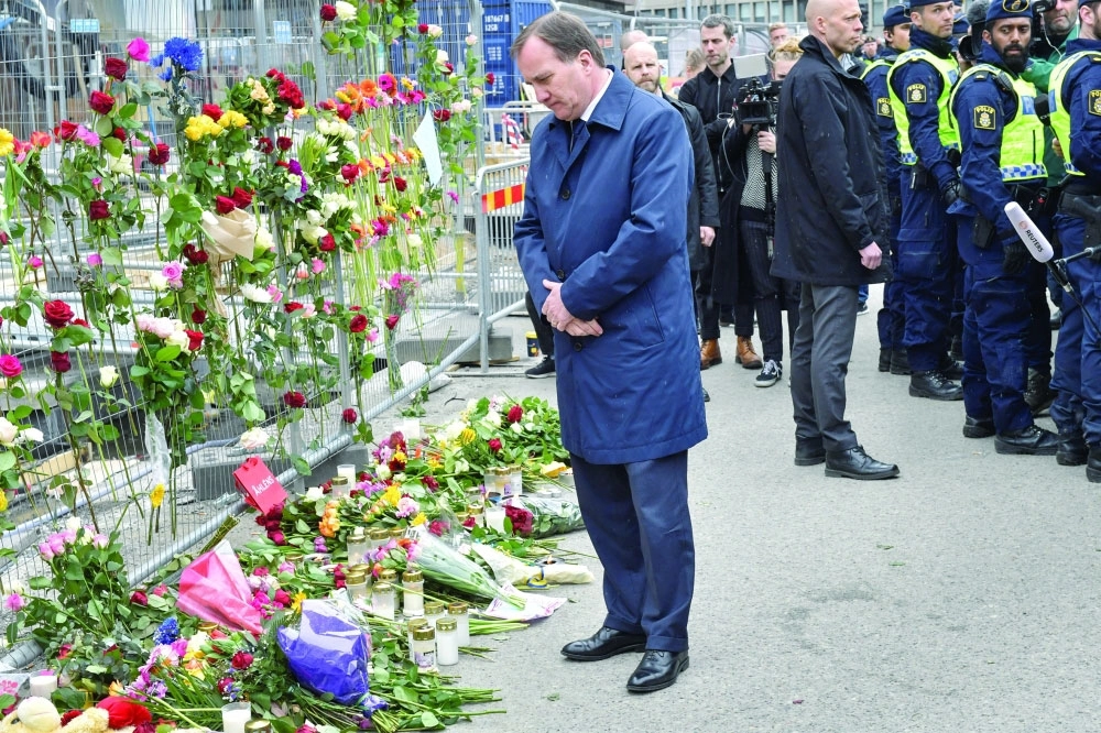 رئيس الوزراء السويدي لدى زيارته موقع الدهس أمس (رويترز)