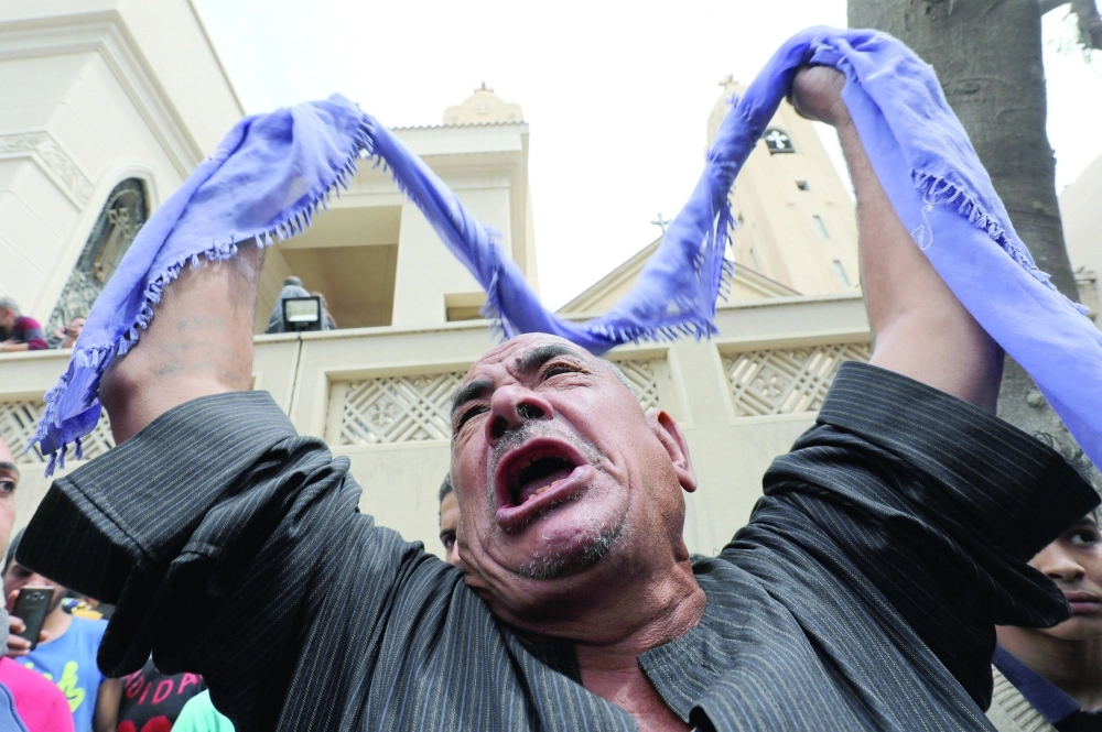 مصري قريب أحد الضحايا يبكي بحرارة عقب تفجير الكنيسة في طنطا اليوم (رويترز)