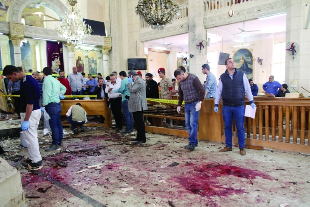 دماء متناثرة داخل قاعة في كنيسة الإسكندرية عقب التفجير (إ ب أ)
